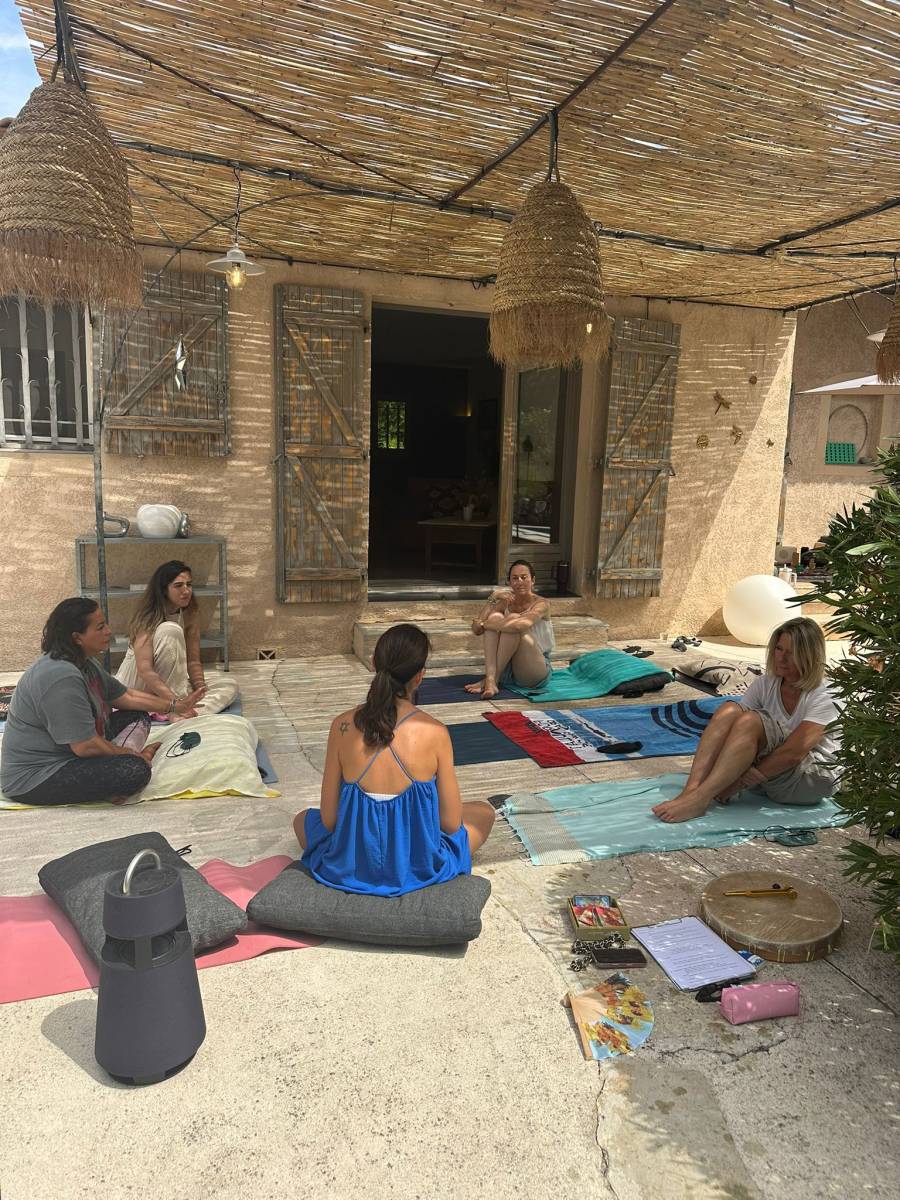 Organisation d'un stage Breathwork respiration consciente & Yoga avec Rachel & Marie-Pierre dans nos villas à Cassis