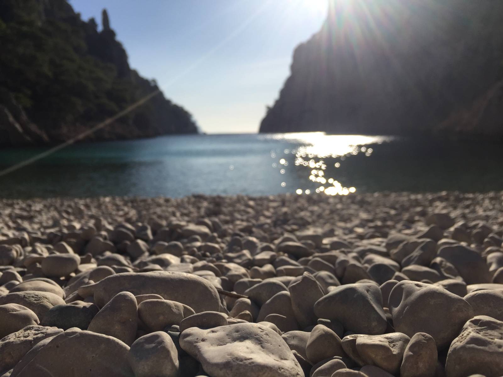 Découvrir les calanques de Cassis à pieds dans les sentiers!
