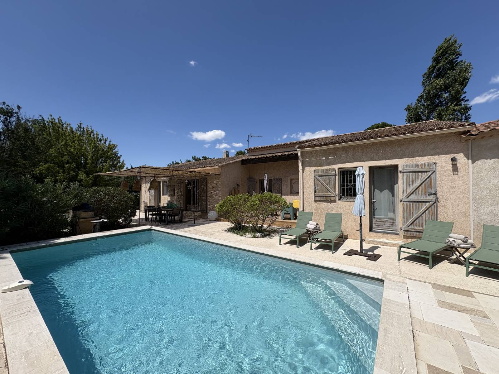 La Vassal à cassis bénéficie d'une terrasse spacieuse et avec un barbecue
