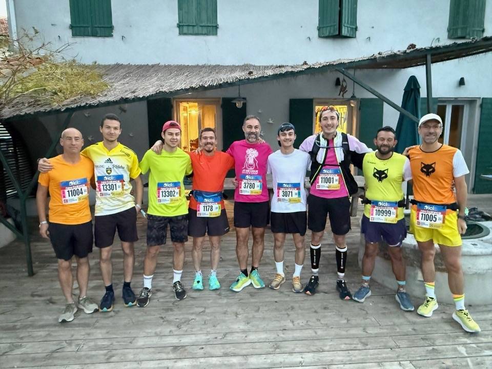 Des sourires avant le départ, l’énergie du collectif, et cette fierté partagée de vivre la course ensemble, entre mer, collines et esprit provençal.