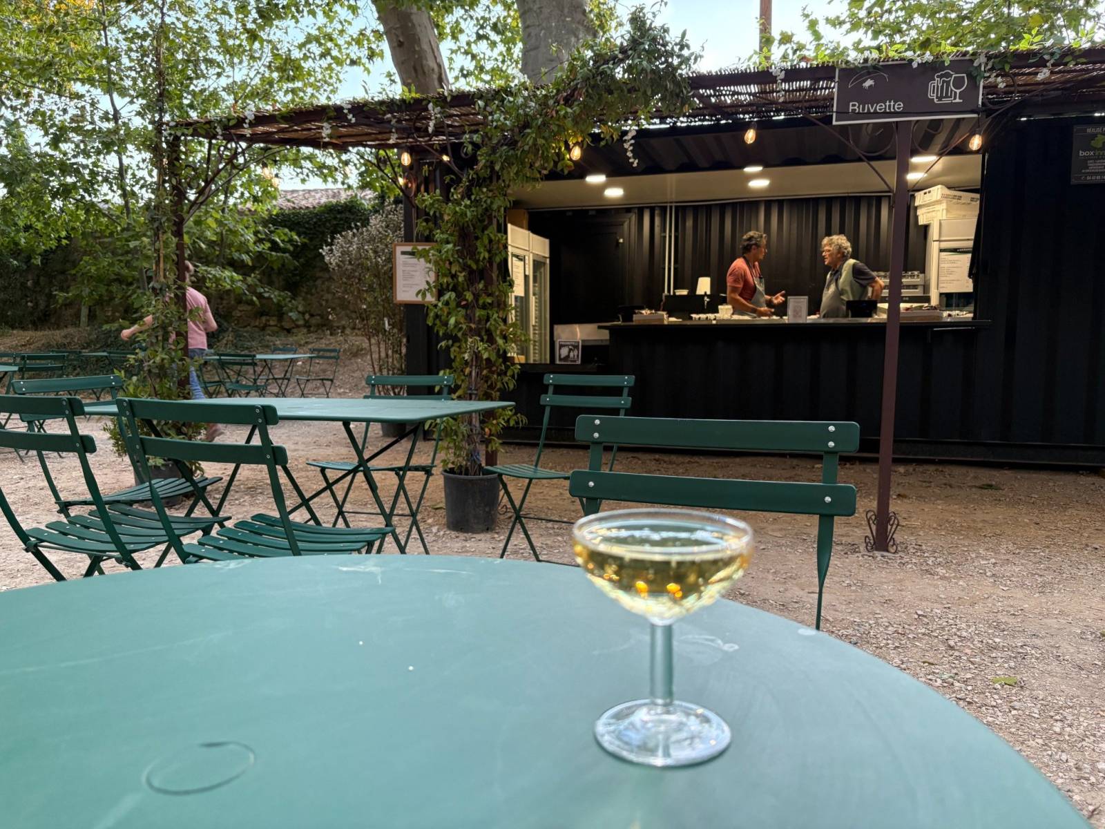 savourer un petit verre de champagne à Aix avant le concer de la Roque d'Antheron