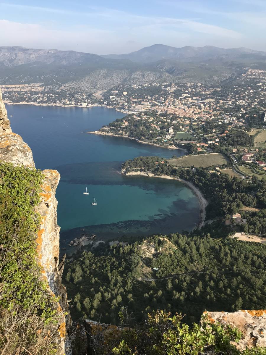 Découvrir les calanques de Cassis à pieds dans les sentiers!