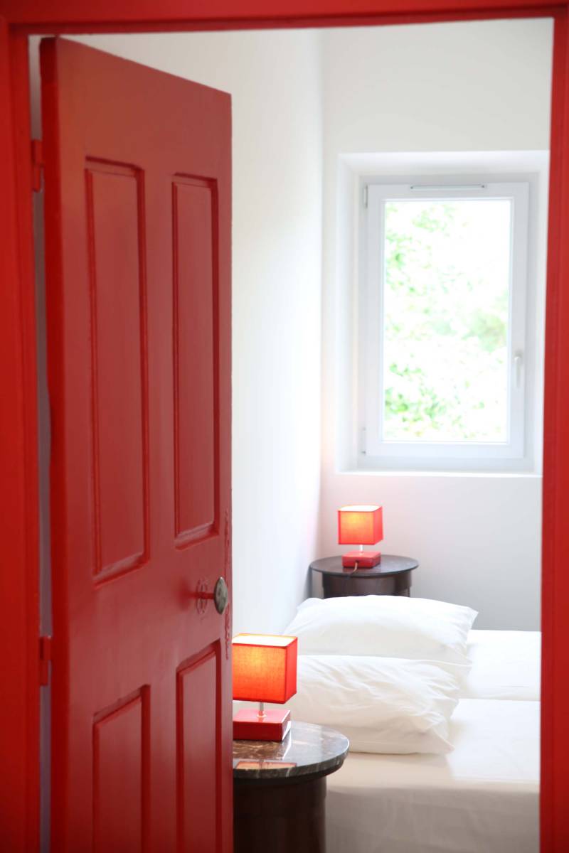 suite parentale rouge dans la villa Le Bocage 
