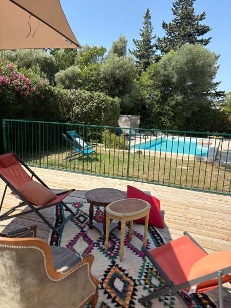 Une terrasse au soleil, le murmure de la piscine, la nature tout autour. Juste l’essentiel pour savourer l’instant, à Cassis.