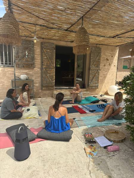 Organisation d'un stage Breathwork respiration consciente & Yoga avec Rachel & Marie-Pierre dans nos villas à Cassis