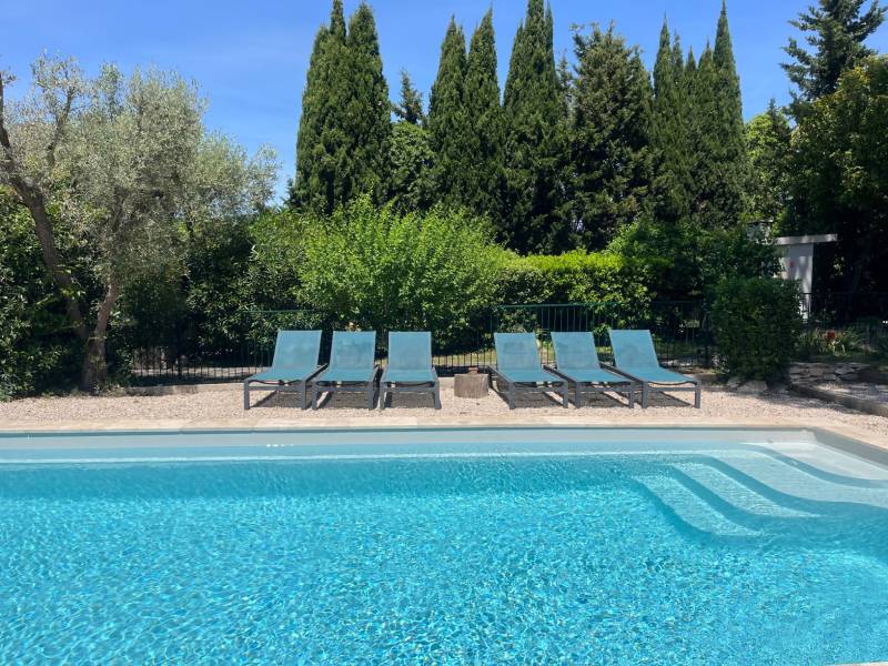 Séjourner près du Castellet, c’est aussi s’offrir des moments suspendus au bord de la piscine.