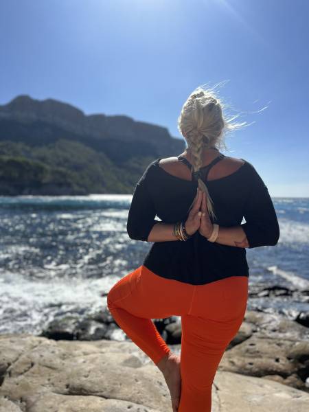 Le yoga comme une parenthèse, entre ciel bleu, silence et douceur provençale.