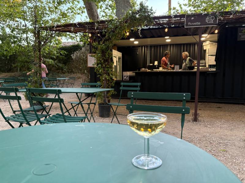 savourer un petit verre de champagne à Aix avant le concer de la Roque d'Antheron