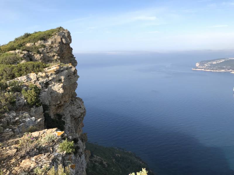Découvrir les calanques de Cassis à pieds dans les sentiers!