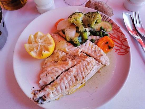 Chez gilbert Restaurant de poissons et bouillabaisse semi gastronomique Cassis port