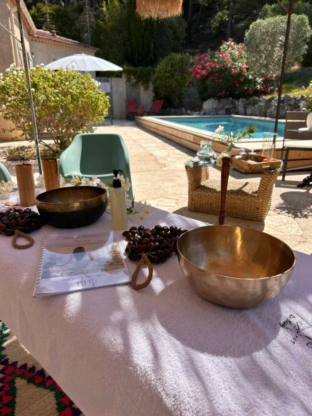 Sous le soleil de Cassis, le massage devient un véritable voyage intérieur.