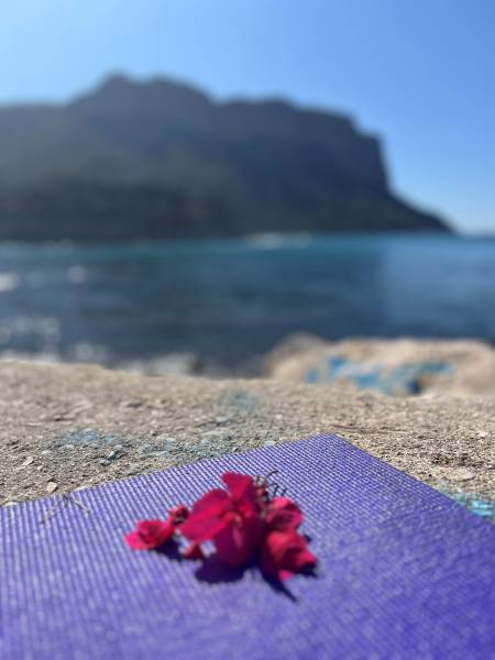 Yoga privé à Cassis, quand le corps s’accorde à la nature.